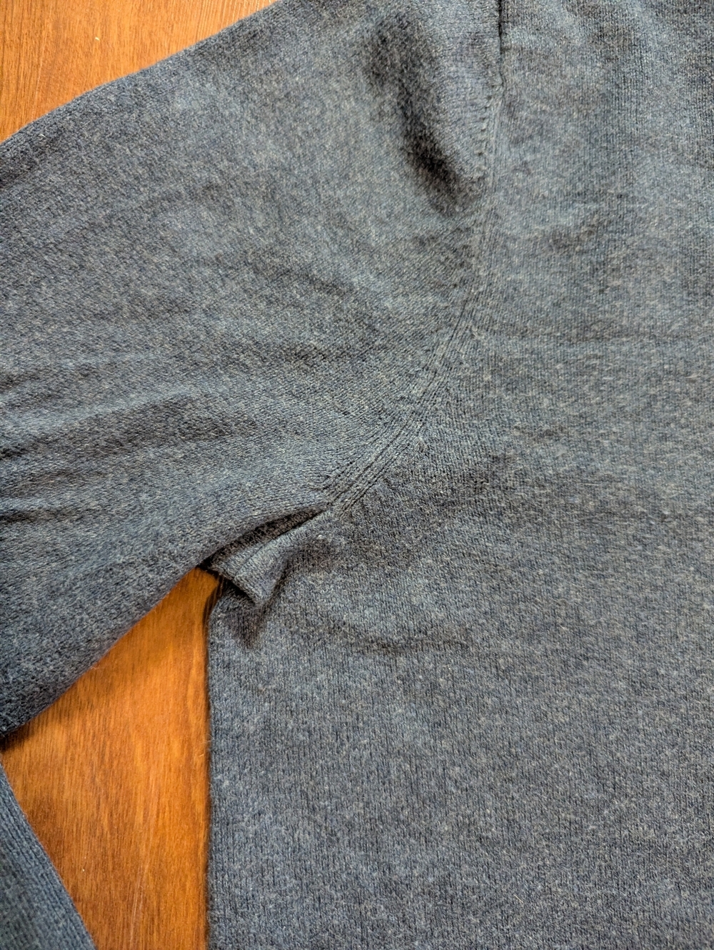 J.Crew Everyday Cotton/Cashmere V-Neck Sweater Blue/Grey Mens Large (Small Flaw) - Picture 6 of 11